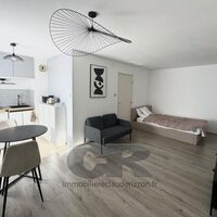 Studio nu à louer