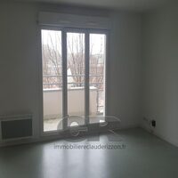 Studio nu à louer