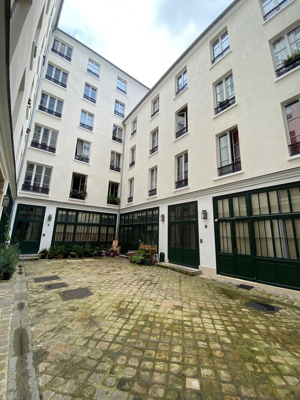 Studio nu à louer
