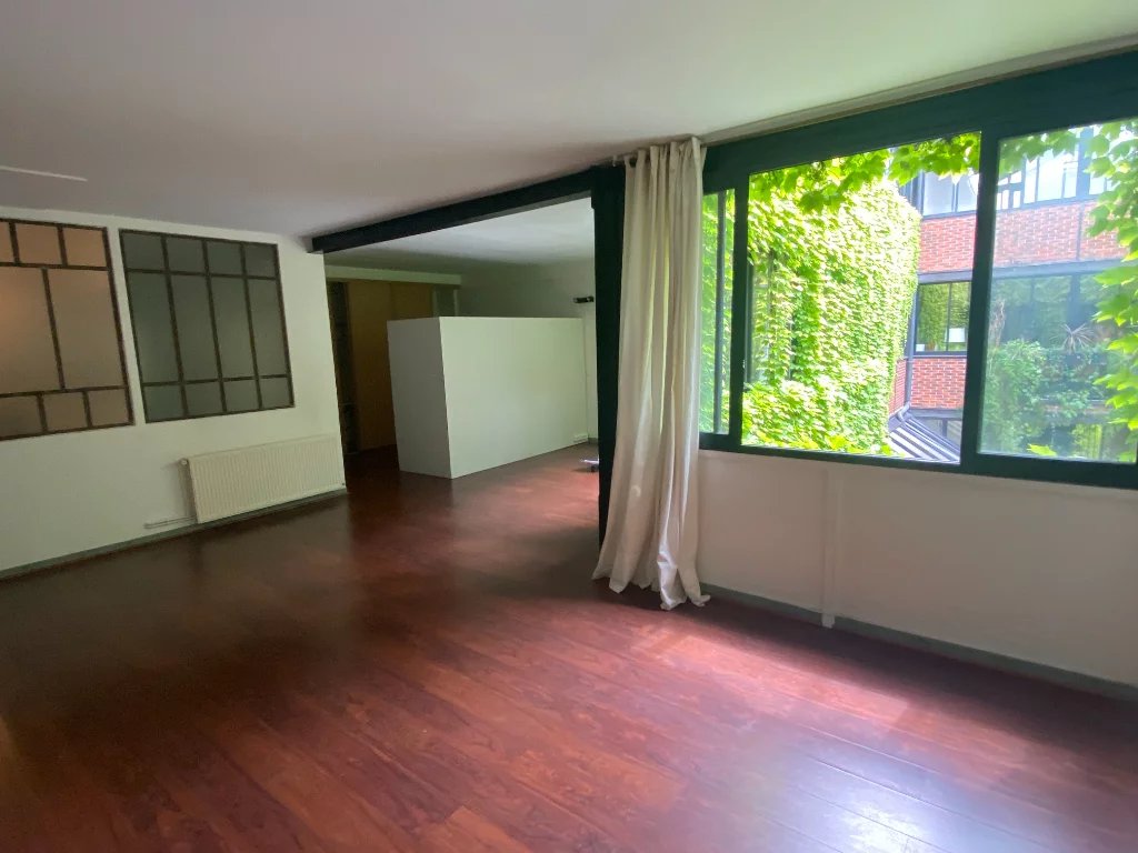 Studio nu à louer