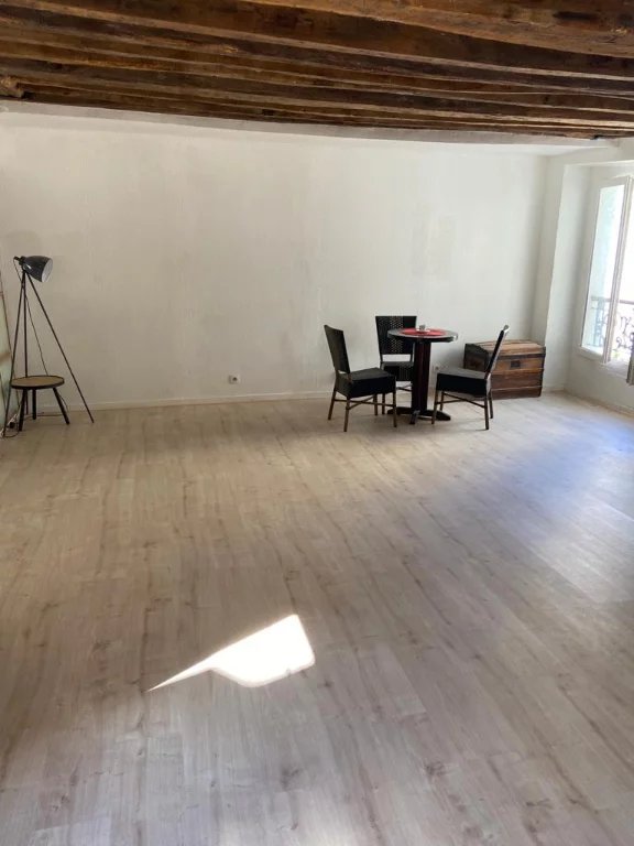 Studio nu à louer