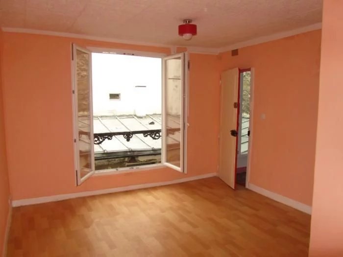 Studio nu à louer