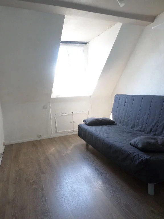 Studio nu à louer