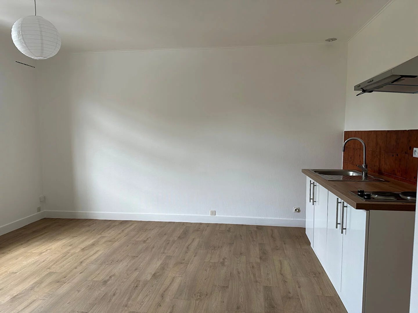 Studio nu à louer
