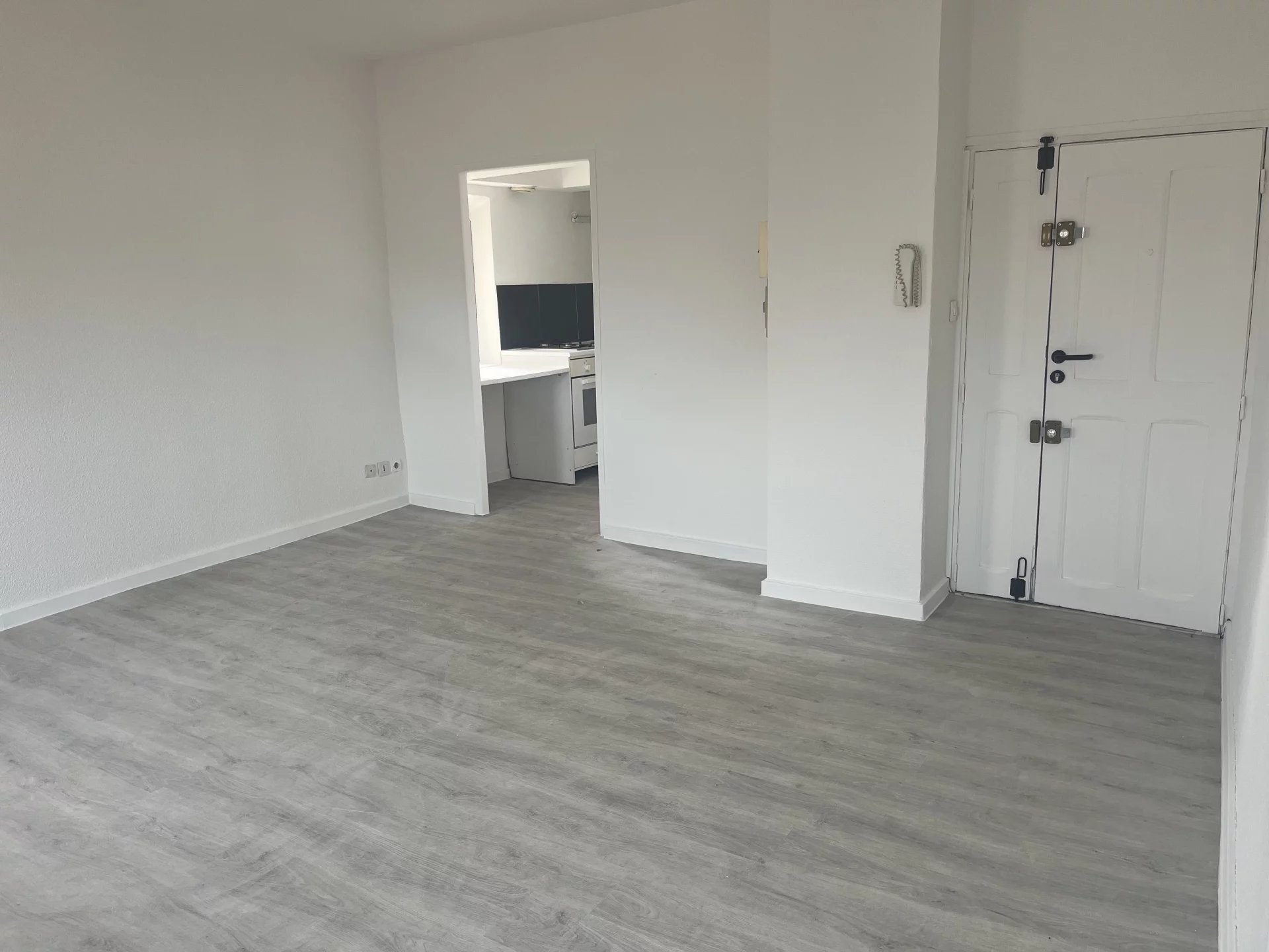 Studio nu à louer