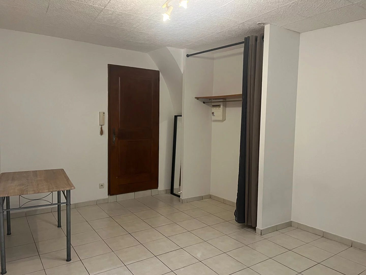Studio nu à louer