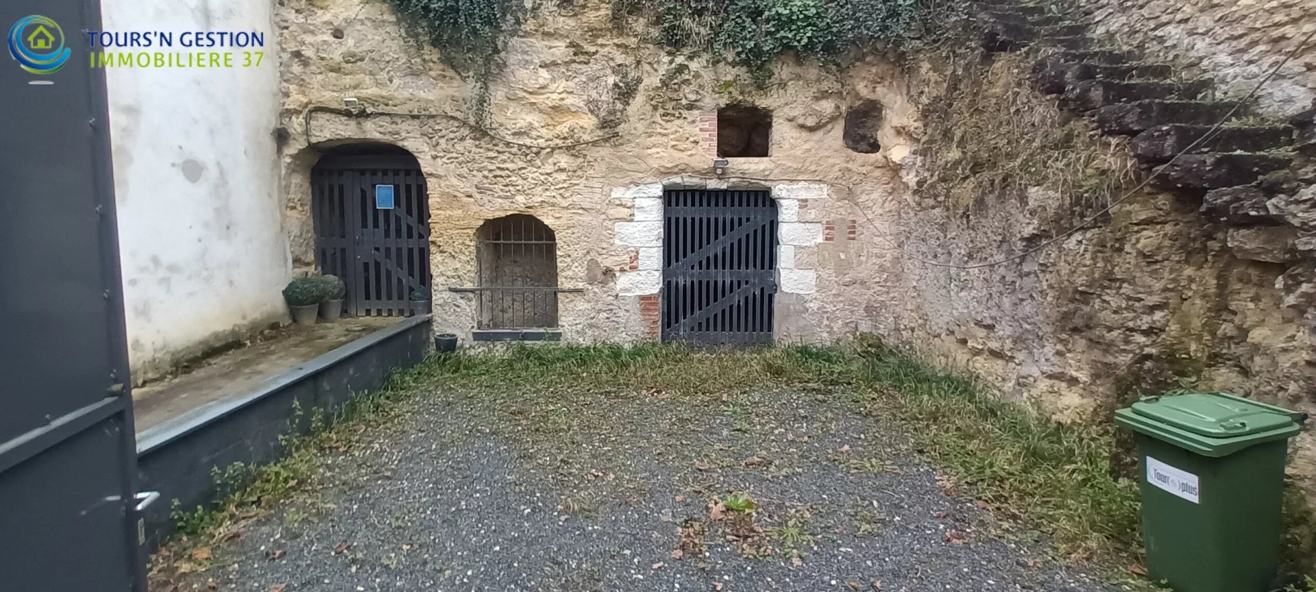 Studio nu à louer