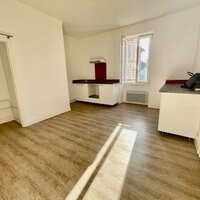 Dans un immeuble calme au 1er étage, agréable appartement de typ