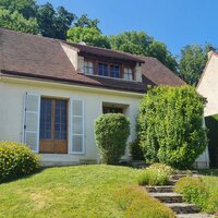 Dans un joli village avec toutes commodités, belle maison tradit