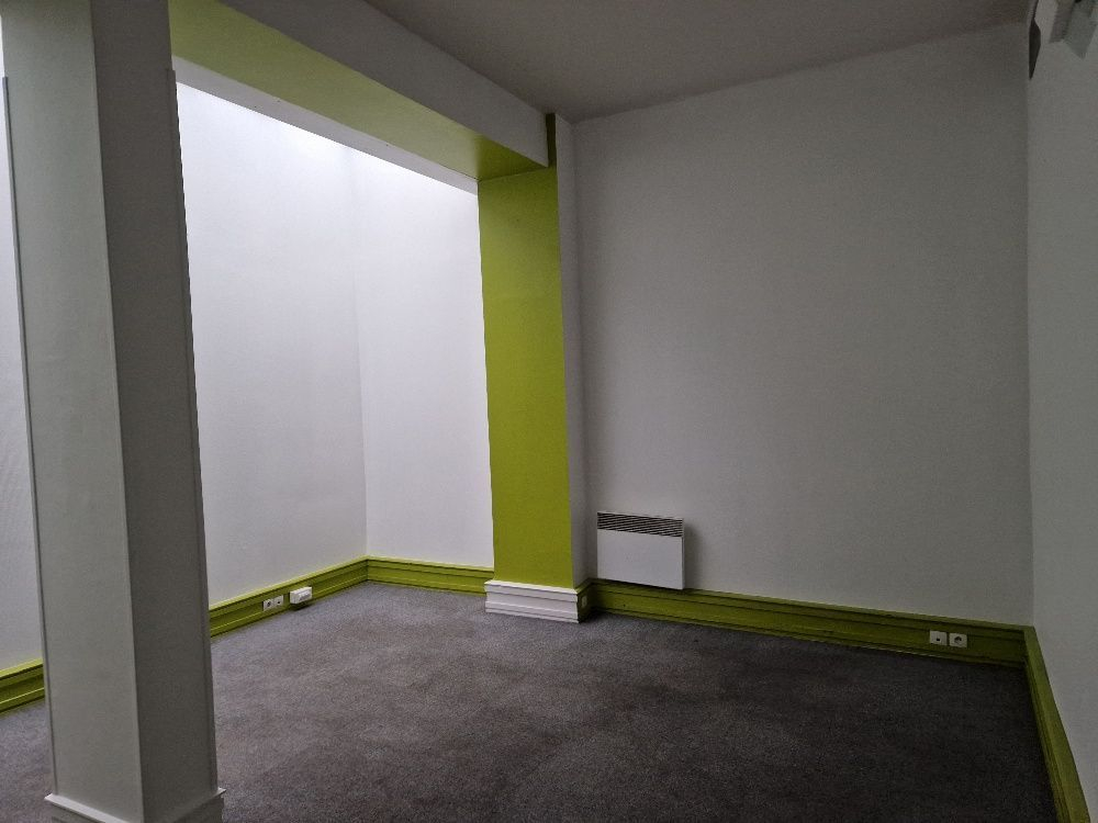 Studio nu à louer