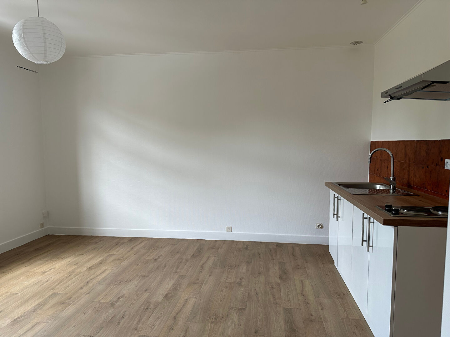 Studio nu à louer