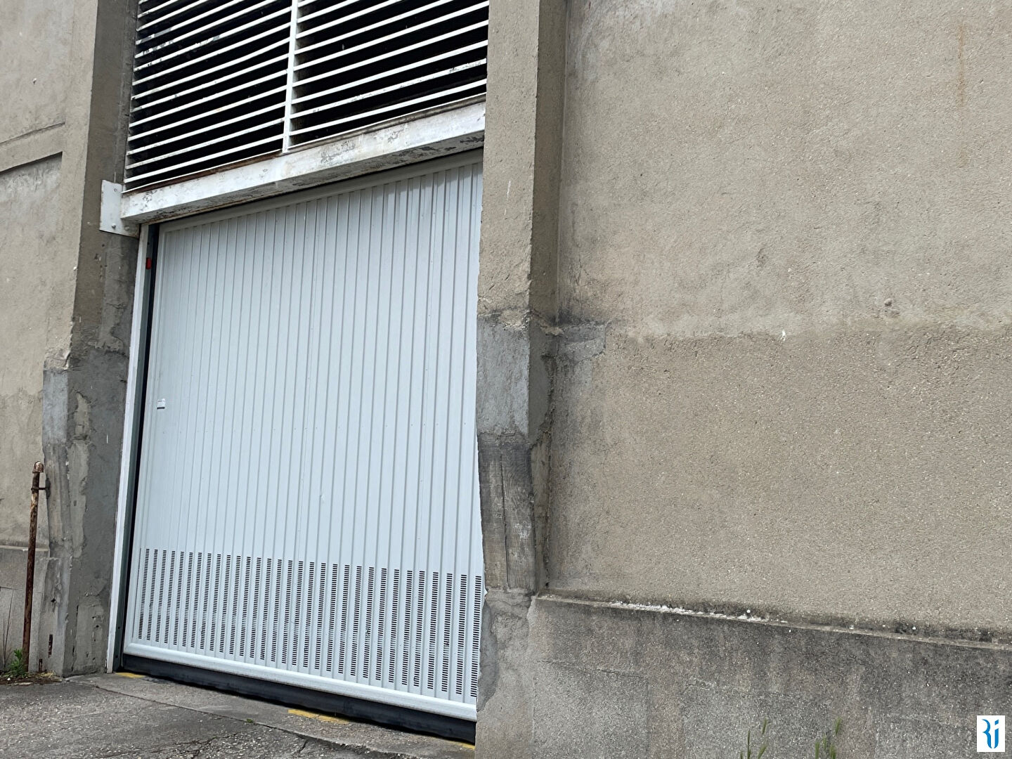 nu à louer