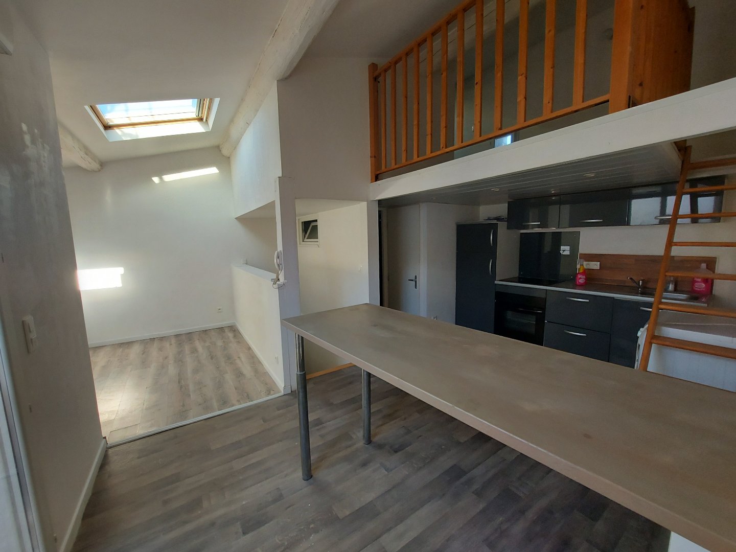 Studio nu à louer