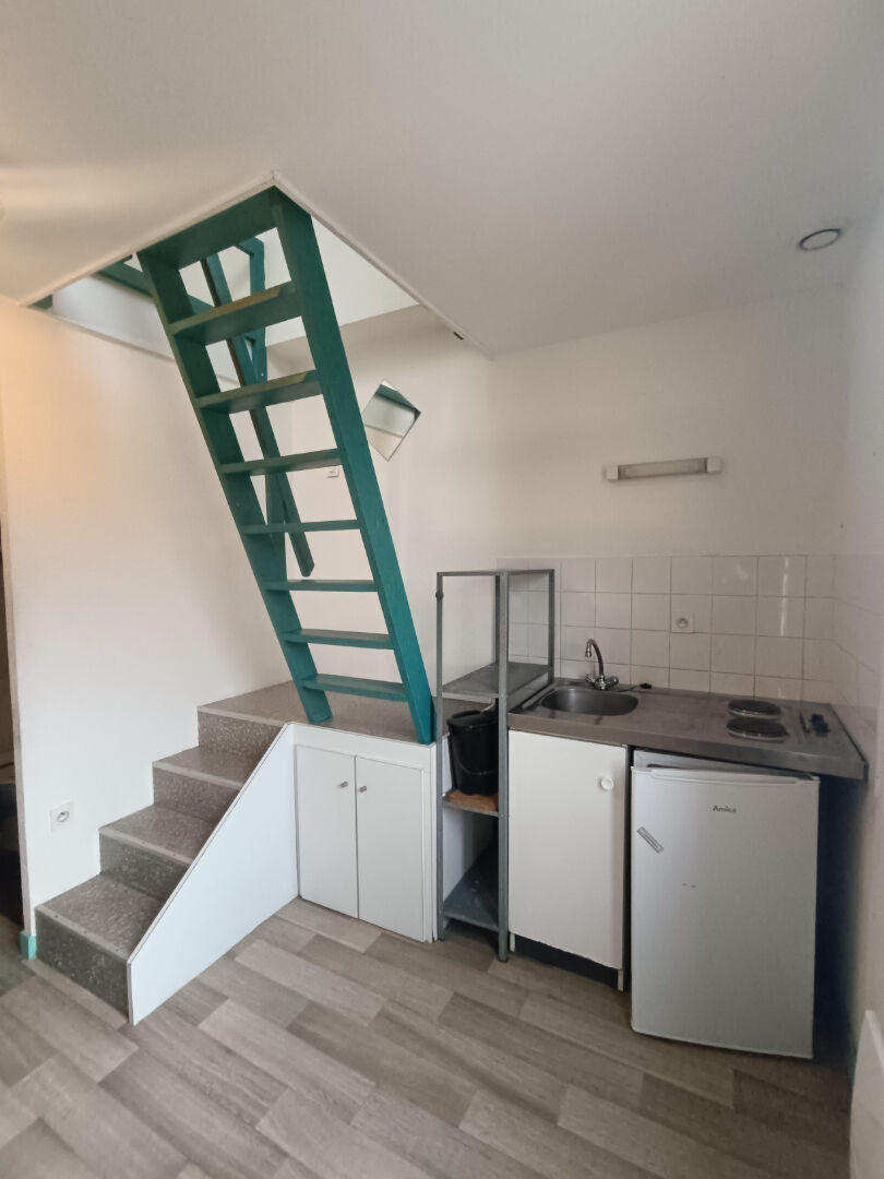 Studio nu à louer