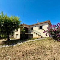 Maison des années 70 à Villeneuve-sur-Lot Rive droite Située dan