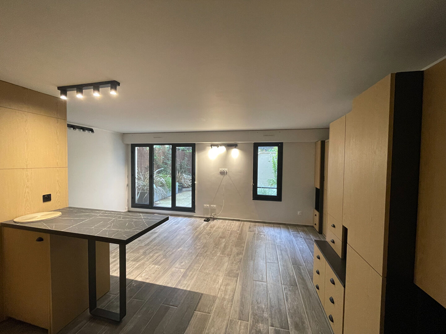 Studio nu à louer