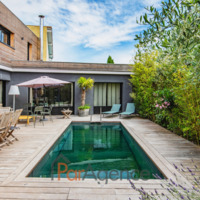 A 50 M DE LA PLAGE DU BUREAU ET 150 M DU CENTRE-VILLE MAISON