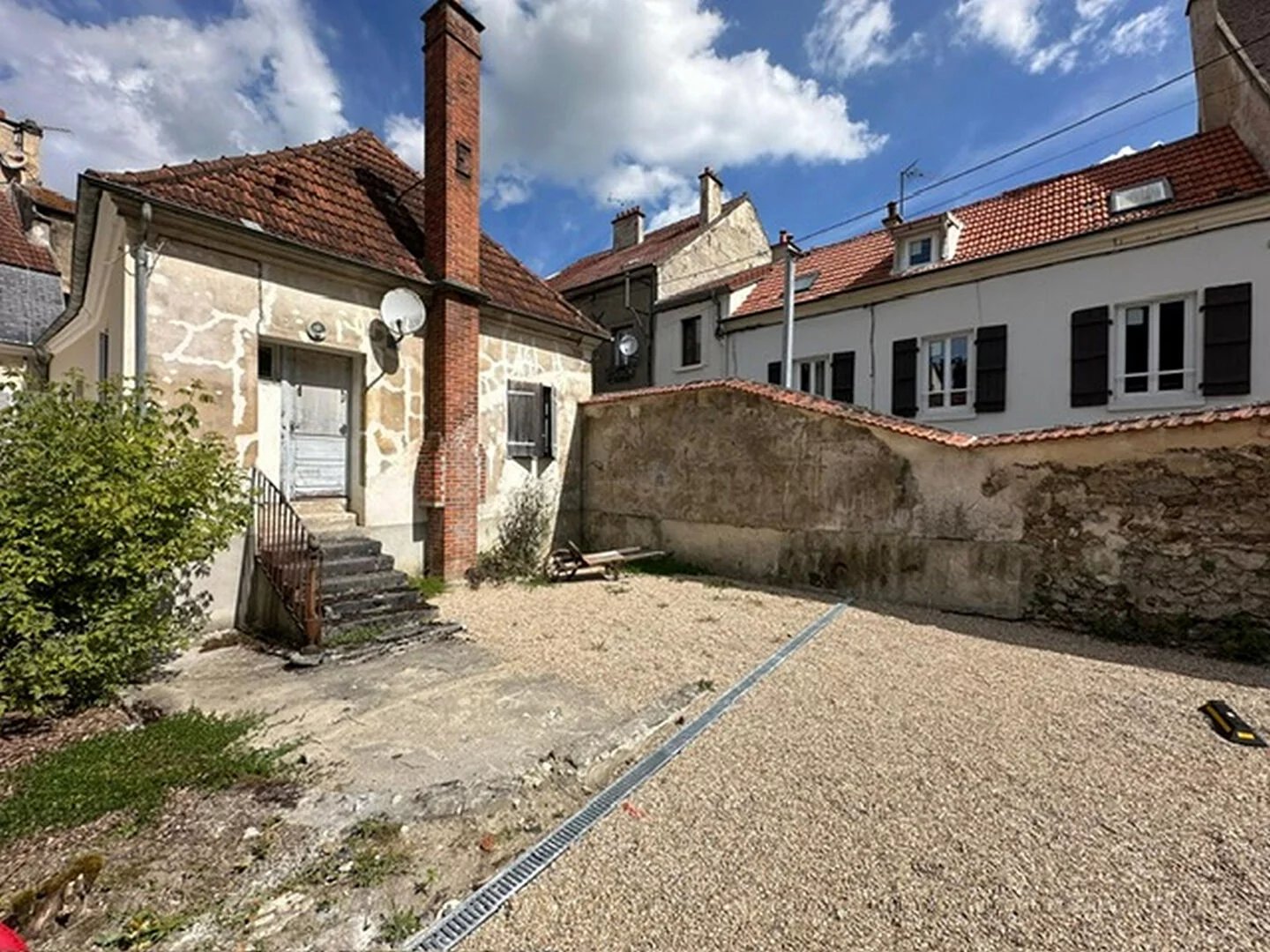 Studio nu à louer