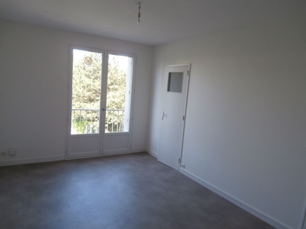 Studio nu à louer