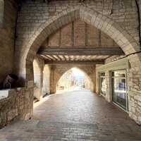 Monflanquin, au coeur du village, sur la place historique, appar