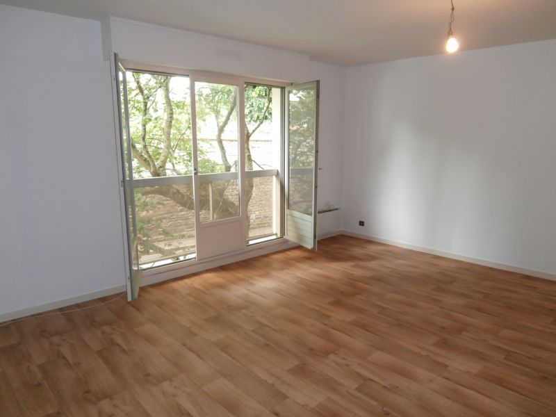 Studio nu à louer