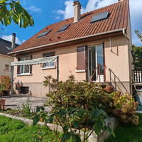 Maison individuelle, 2 garages, beau jardin
