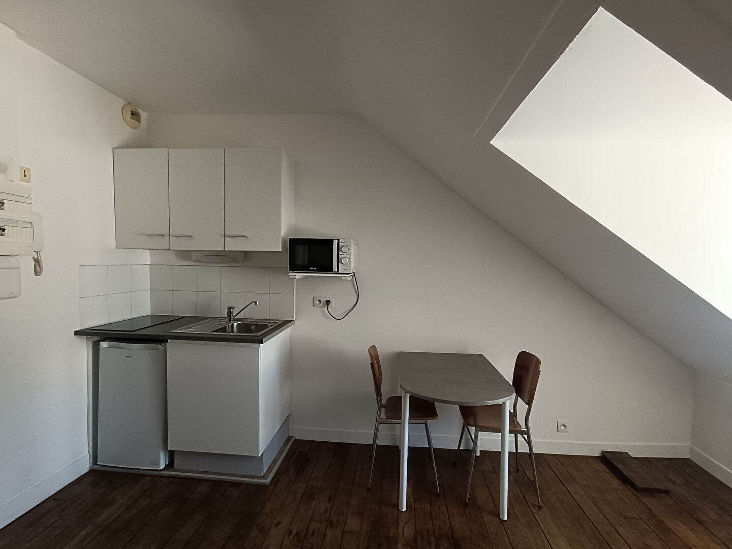 Studio nu à louer