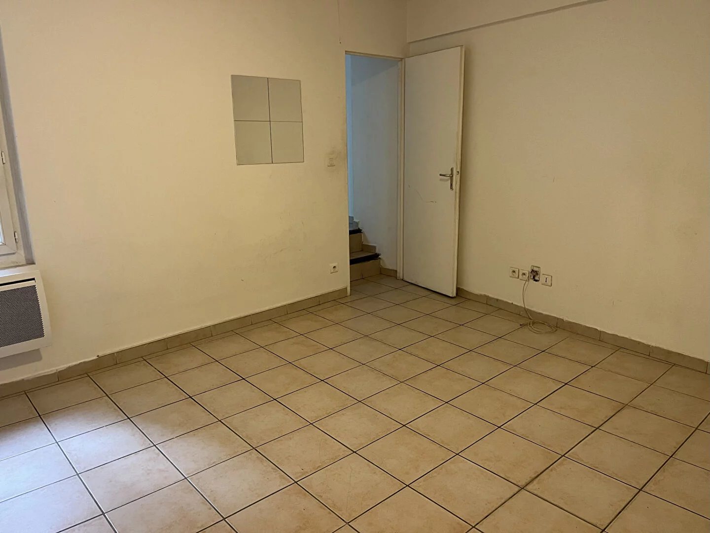 Studio nu à louer