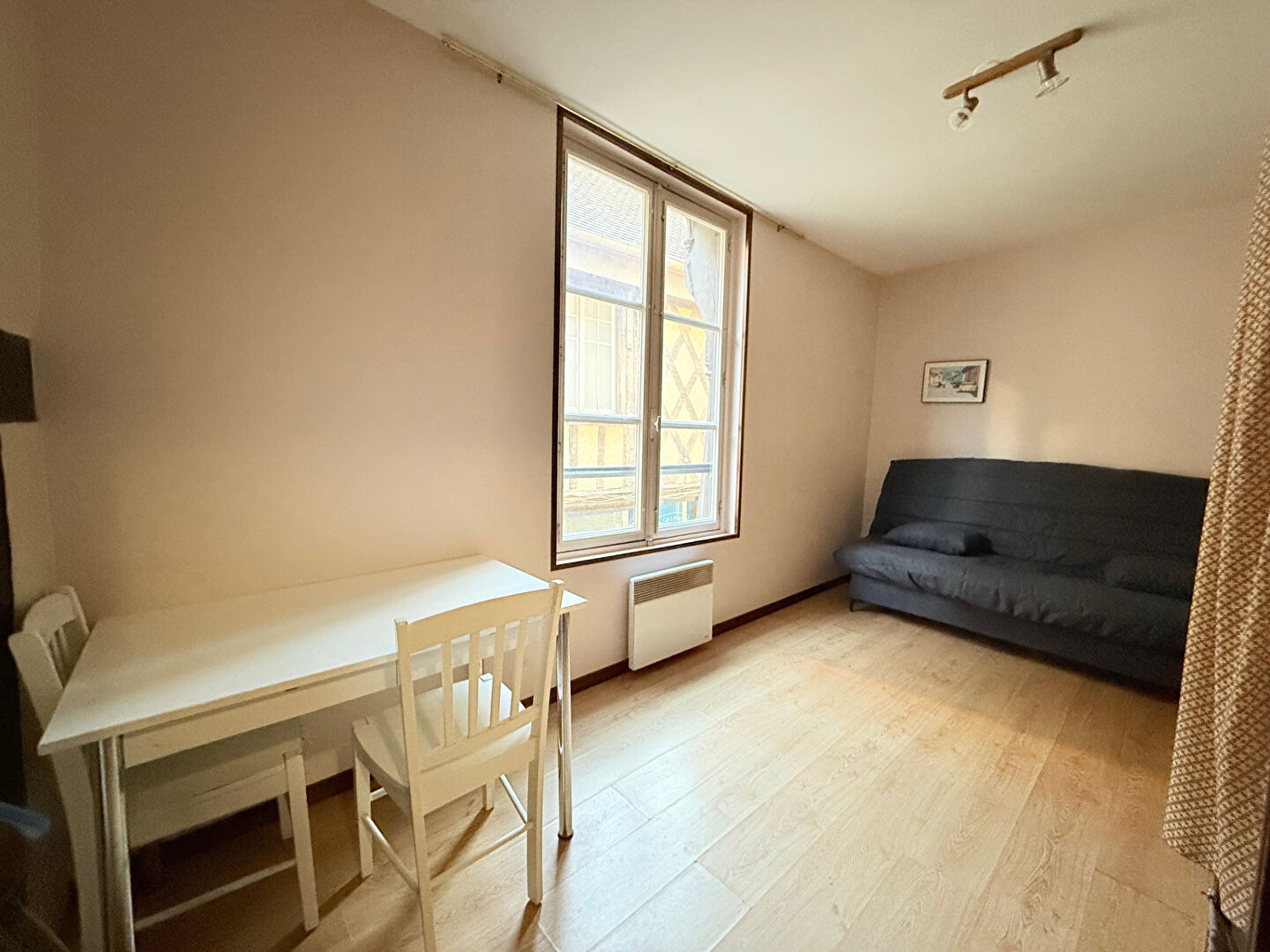 Studio nu à louer