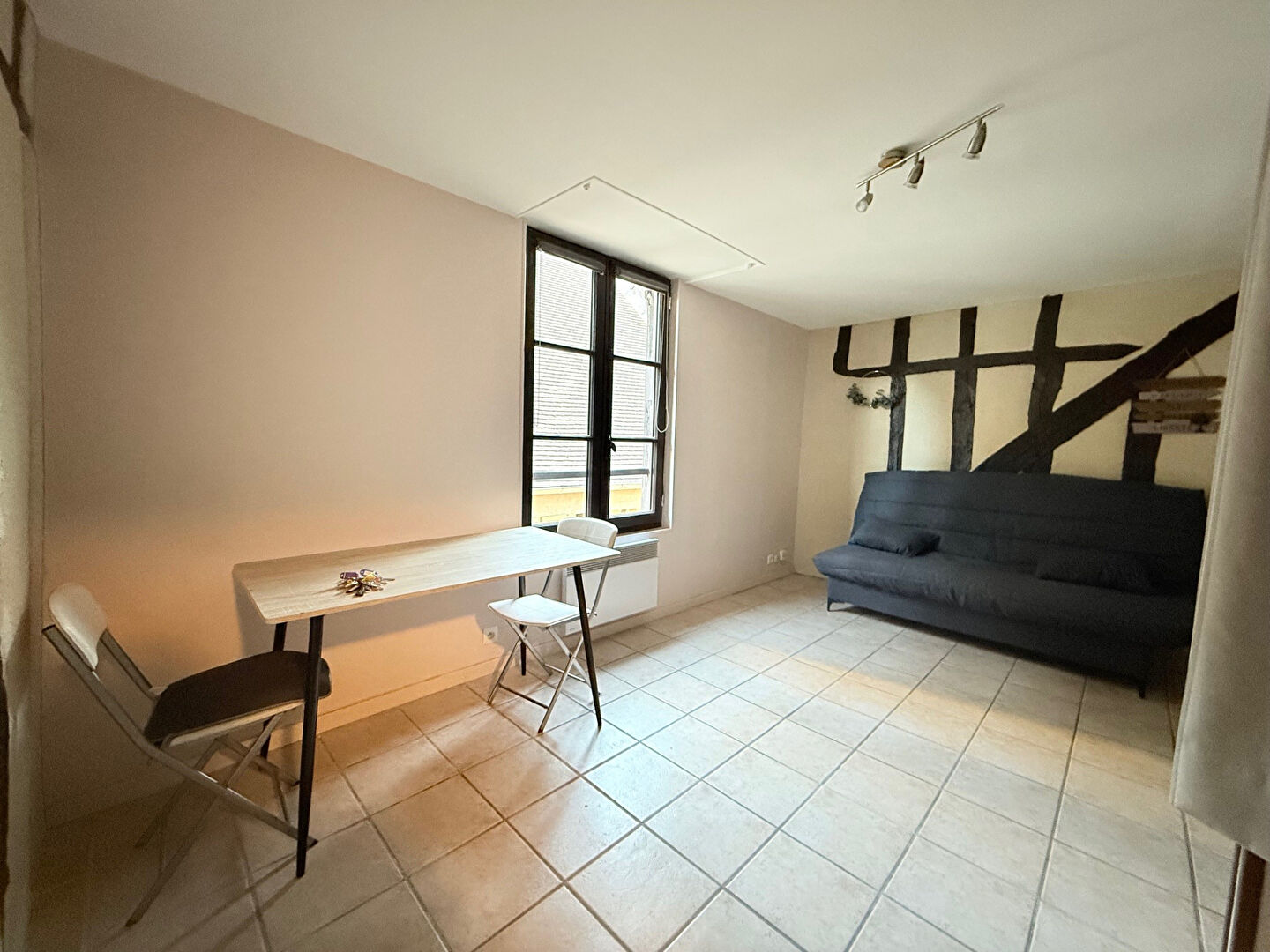 Studio nu à louer