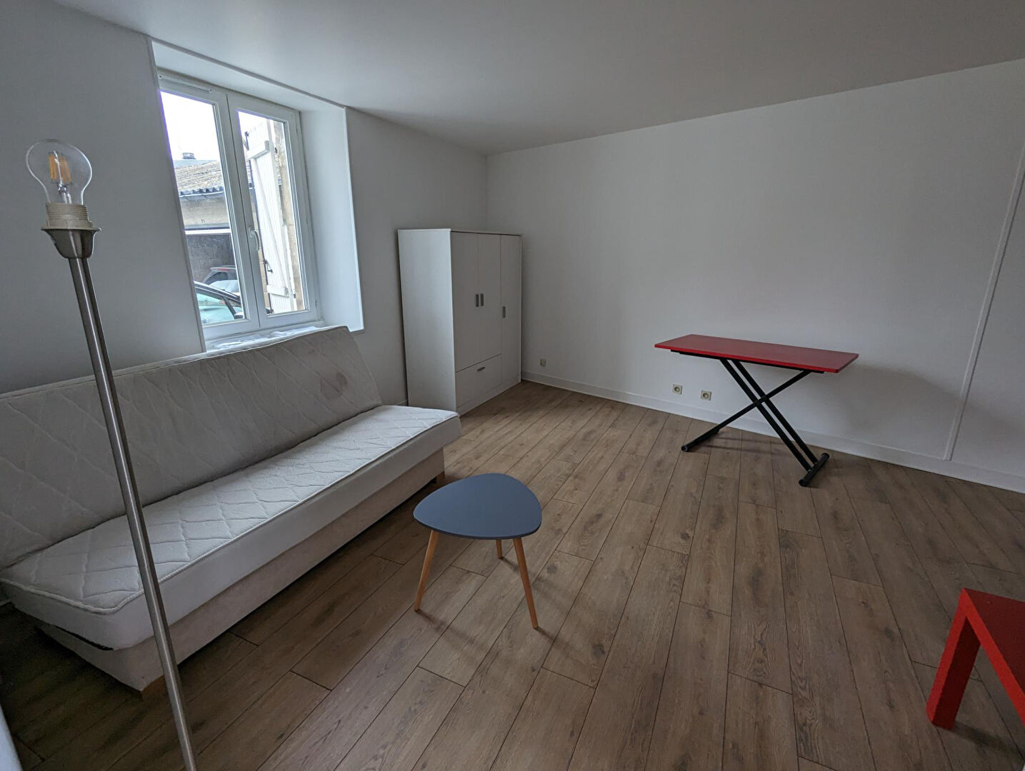 Studio nu à louer