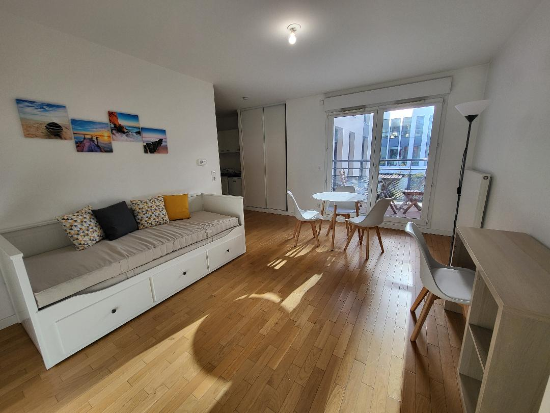 Studio nu à louer