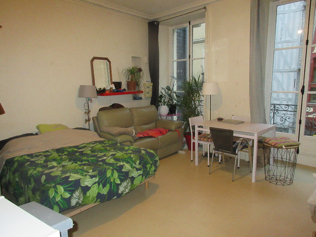 Studio nu à louer