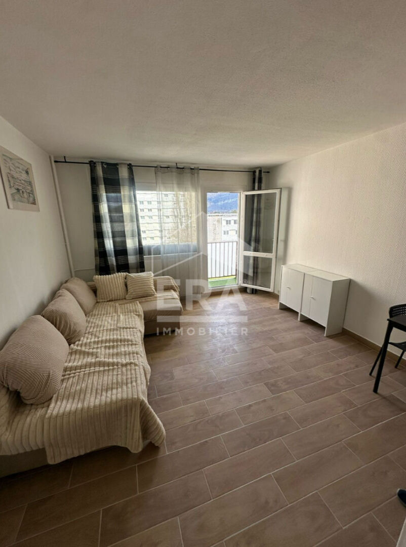 Studio nu à louer