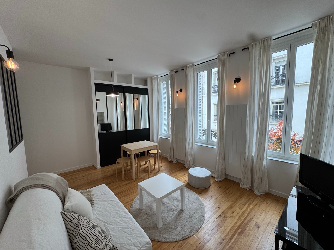 Studio nu à louer