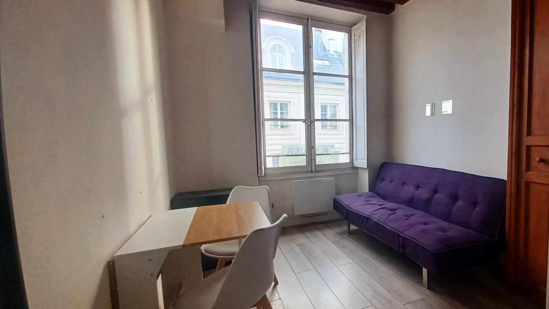 Studio nu à louer