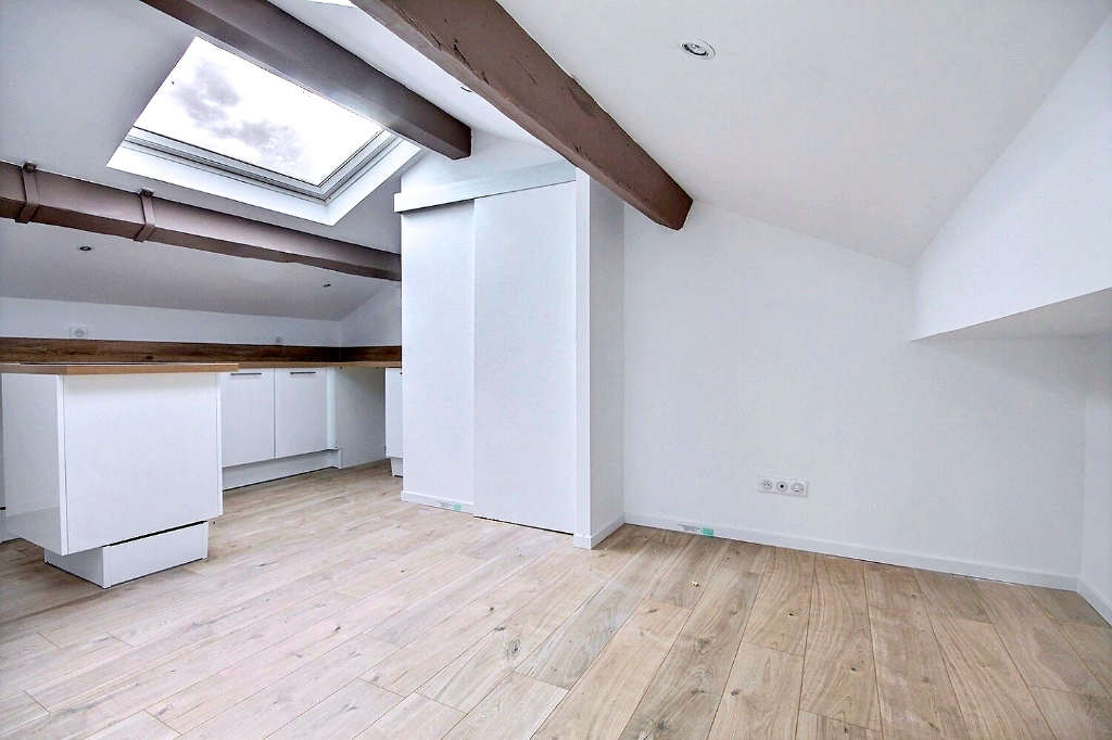 Studio nu à louer