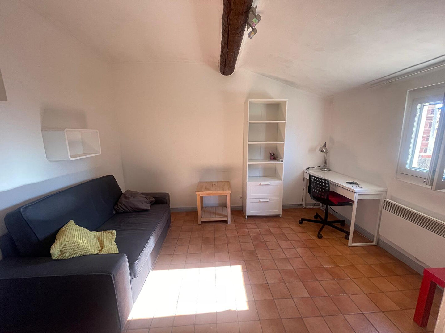 Studio nu à louer