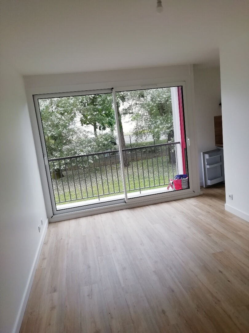 Studio nu à louer
