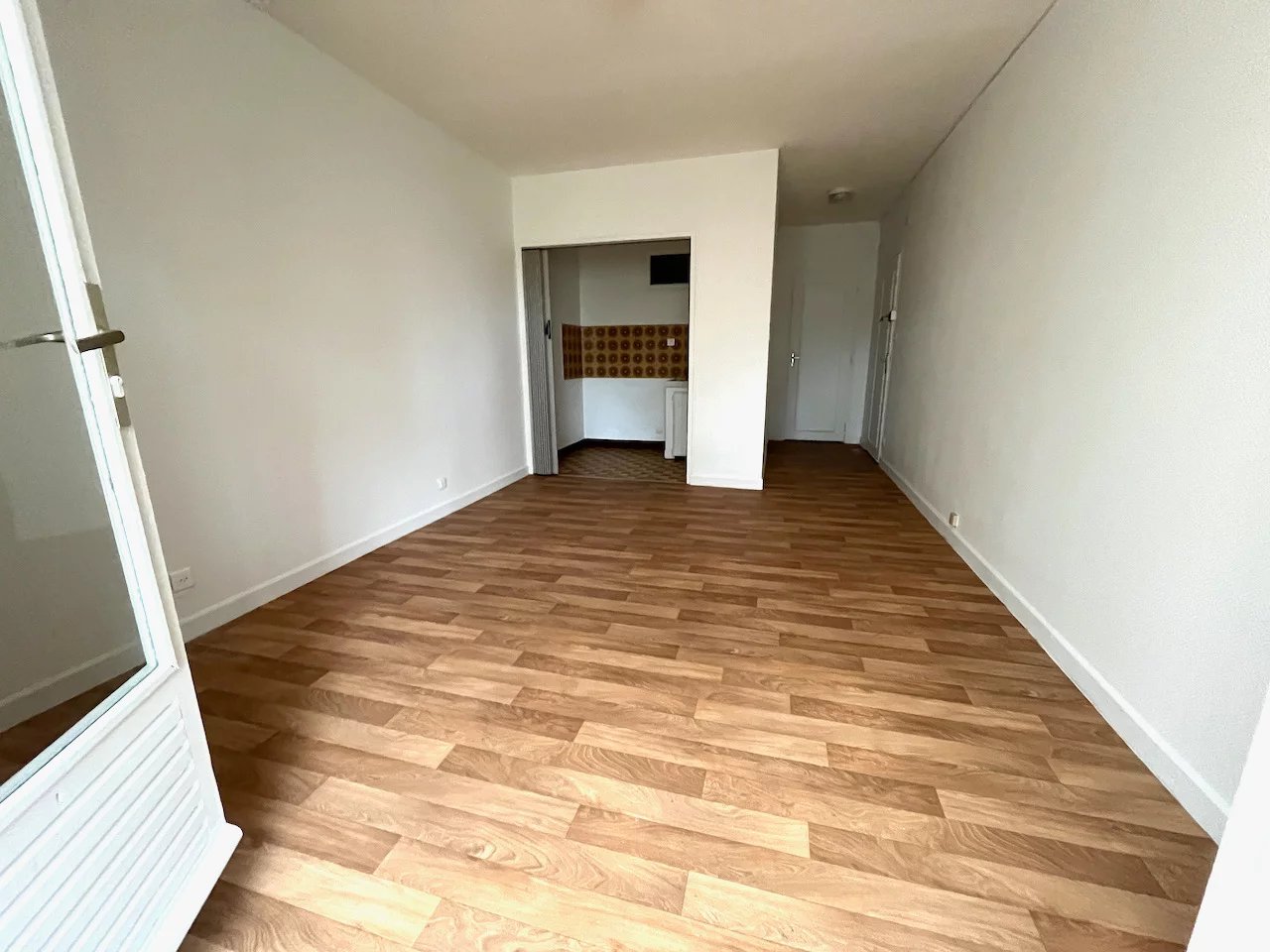 Studio nu à louer