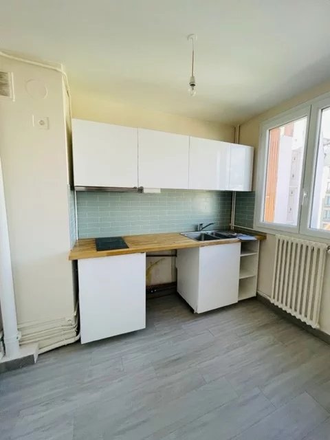 Studio nu à louer