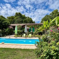 À l'extérieur, vous profiterez d'une terrasse agréable, d'une pi