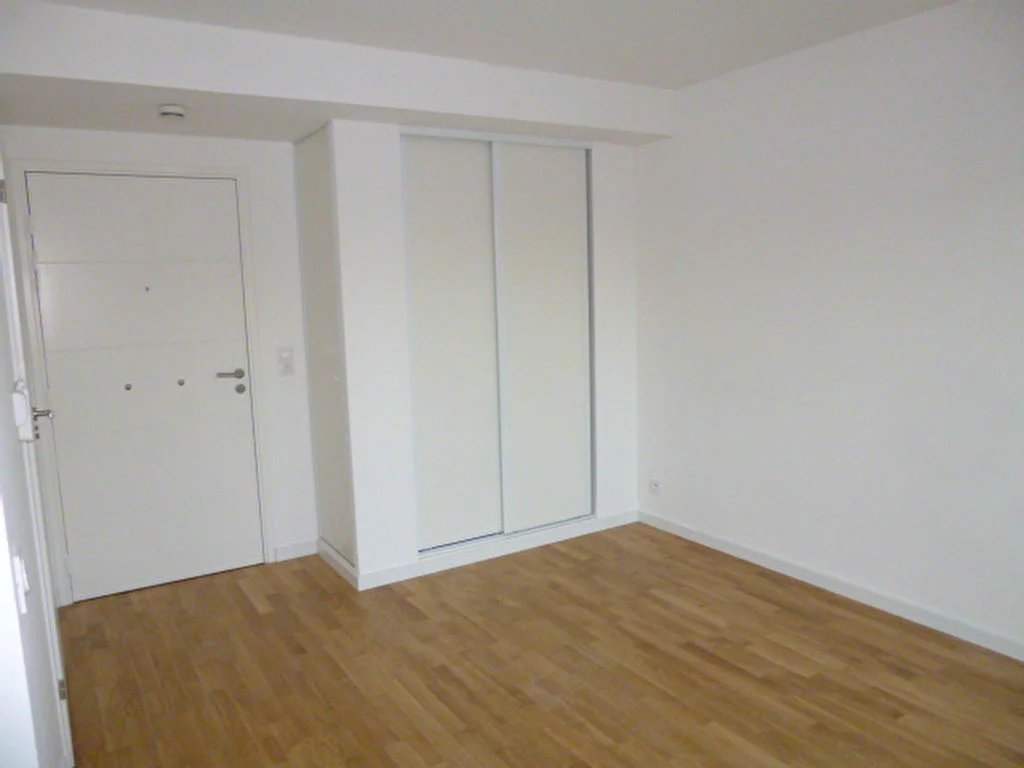 Studio nu à louer
