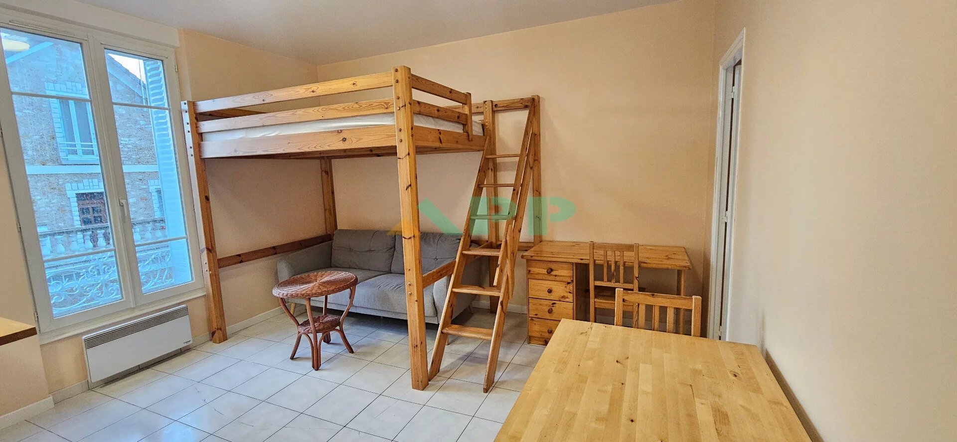 Studio nu à louer