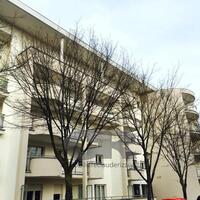 A louer 1 piece avec parking