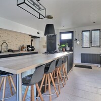Maison de charme avec piscine et dépendances sur terrain arboré