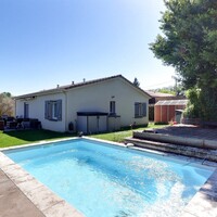 Maison contemporaine avec piscine.