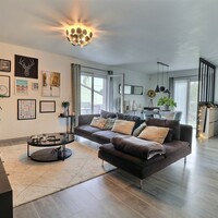 Maison contemporaine avec piscine.
